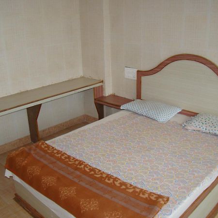 Sreeniketanam Lodge Mādhavaram Екстериор снимка