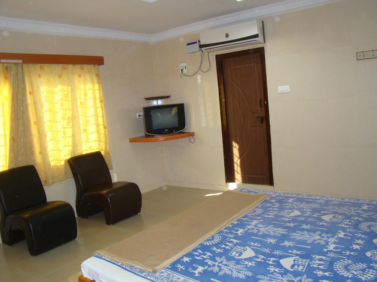 Sreeniketanam Lodge Mādhavaram Екстериор снимка