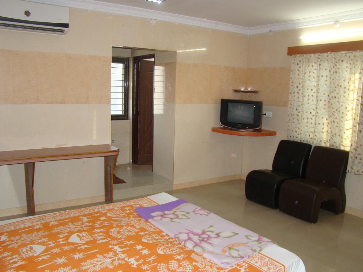 Sreeniketanam Lodge Mādhavaram Екстериор снимка
