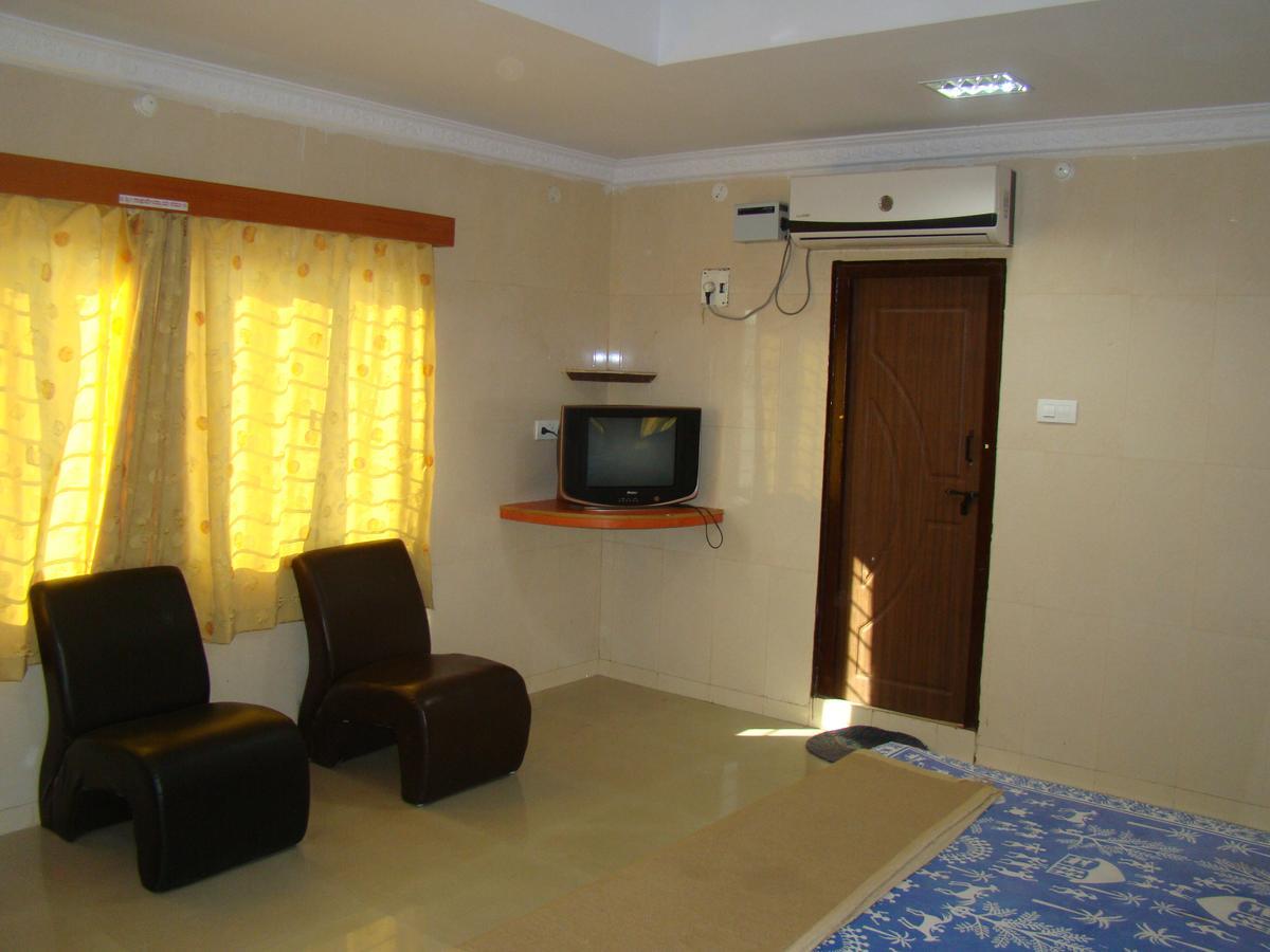 Sreeniketanam Lodge Mādhavaram Екстериор снимка