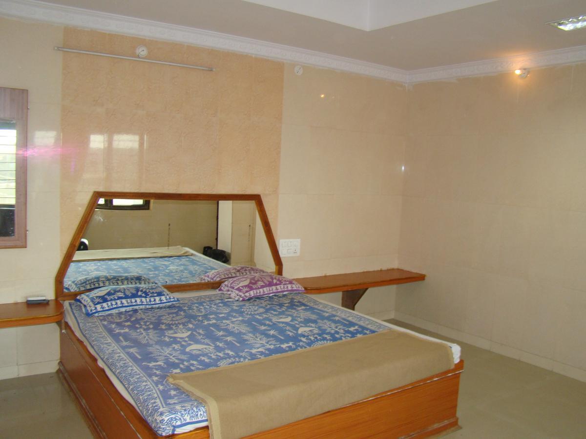 Sreeniketanam Lodge Mādhavaram Екстериор снимка