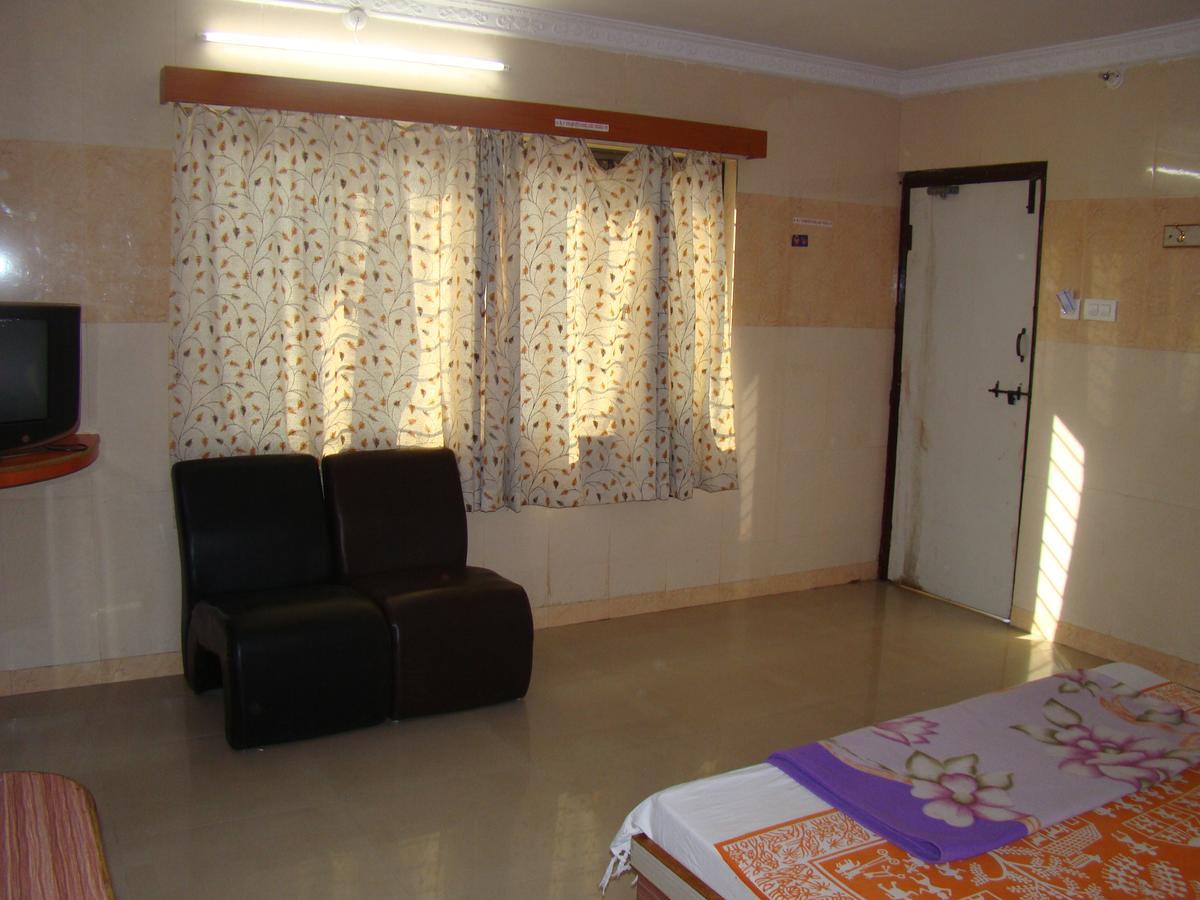 Sreeniketanam Lodge Mādhavaram Екстериор снимка
